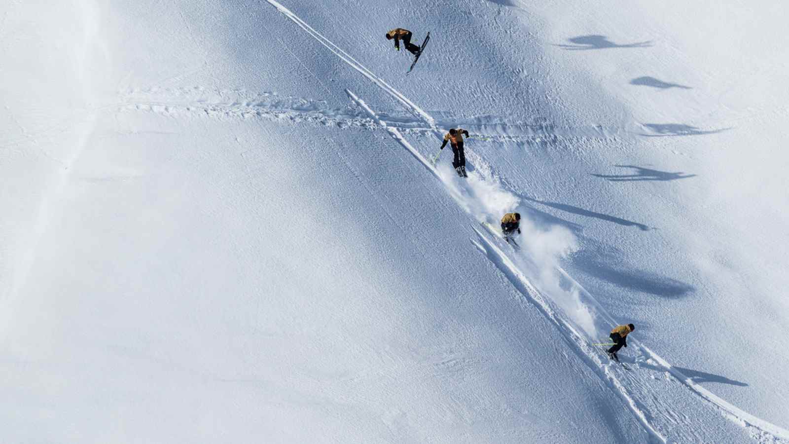 Fabio Studer mit einem luftigen Cork 720 im Backcountry 